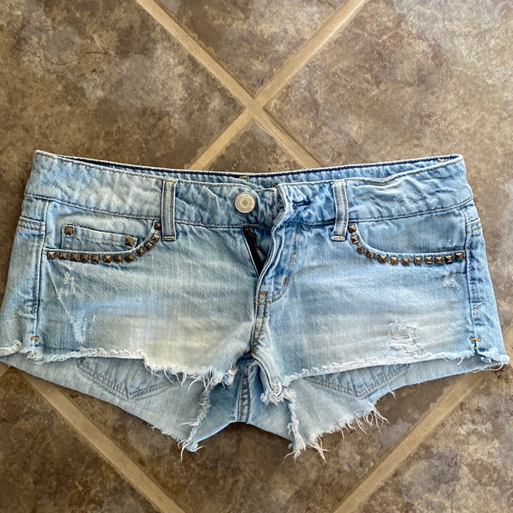 American Eagle sz 4 distressed shortie with grommet pocket detail and frayed btm